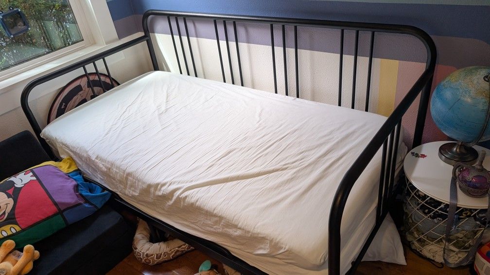 Daybed with 2 Twin Mattresses IKEA FYRESDAL