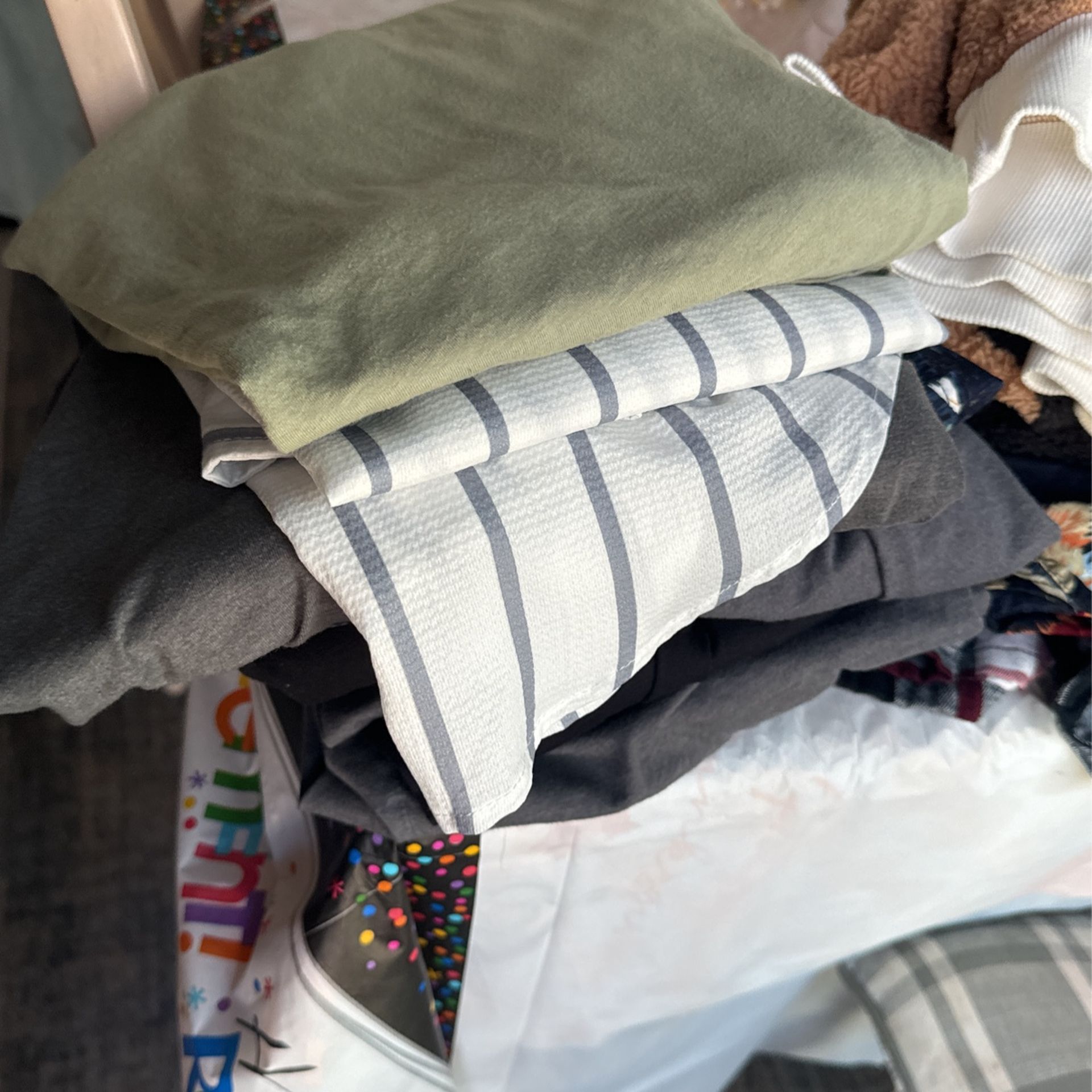 Ropa Vendo Camisas De Hombre A $3 Dólares Semi Nuevas Y Playeras A $2 También Semi Nuevas