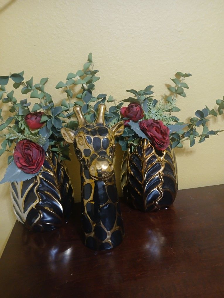 Giraffe With Two Vases