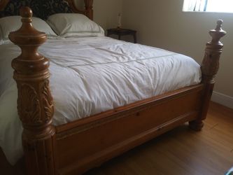 Thomasville - Bedroom Furniture in Mint Condition