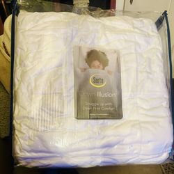 Queen Size Serta Down Illusion Down Free Comforter