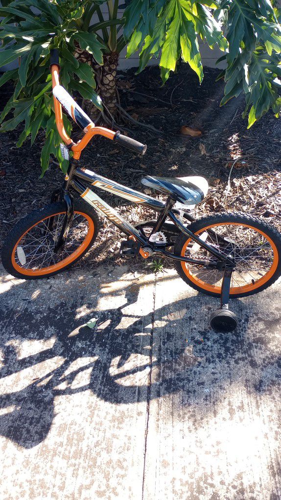 Rallye orange black youth bicycle with training wheels