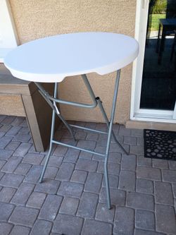 Folding stand-up table