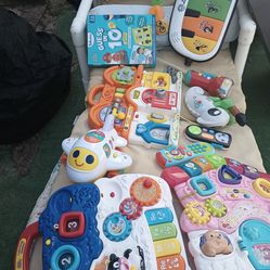 Juguetes sonido y un juego educativo