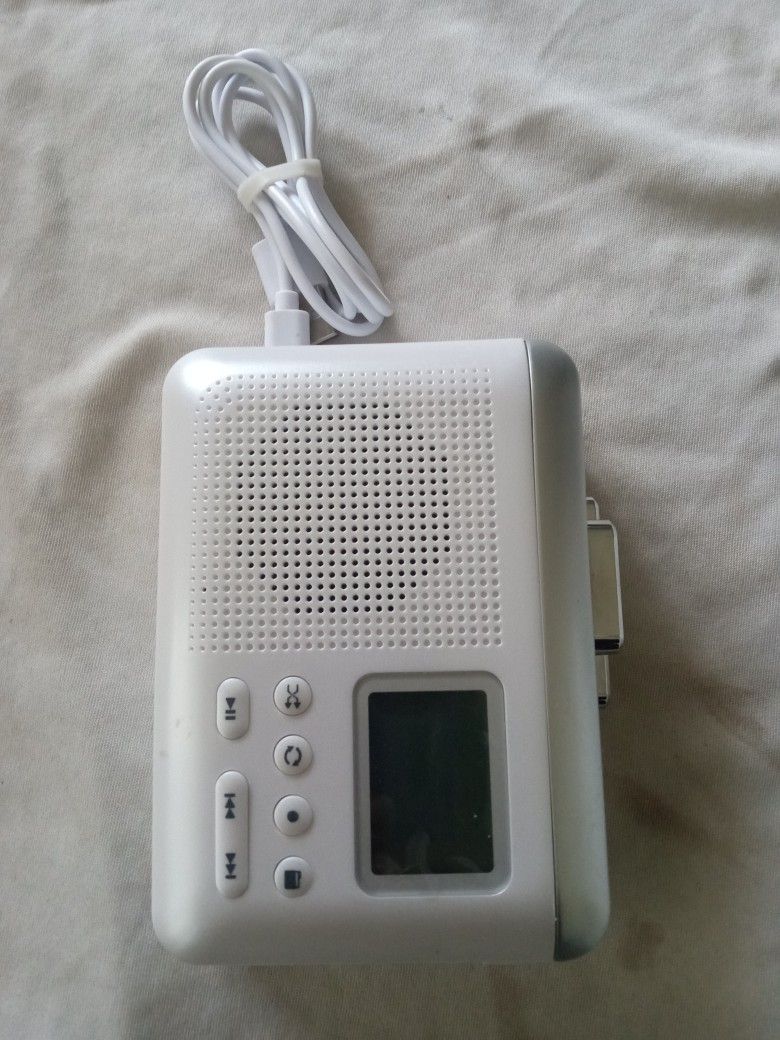 WALKMAN CASSETTE PLAYER RECORDER CONVERTER CASSETTE TO MP3 VIA SD CARD BUILT-IN MICROPHONE SPEAKER HEADPHONES RECHARGEABLE