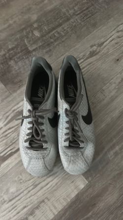 Women’s Nike Shoes – Gray – Size 7.5