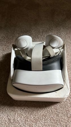 Meta Quest 2 VR Headset with Controllers ( SLIGHTLY USED)