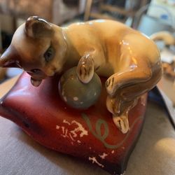 Vintage Japan SIAMESE Cat Kitten Sitting on Pillow Cushion Figurine Occupied Japan