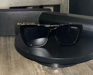B Black Square Sunglasses