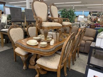 Thomasville large table with 8 chairs and 2 extension leafs