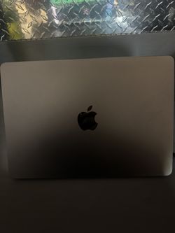 Silver MacBook Air M3 (2024)