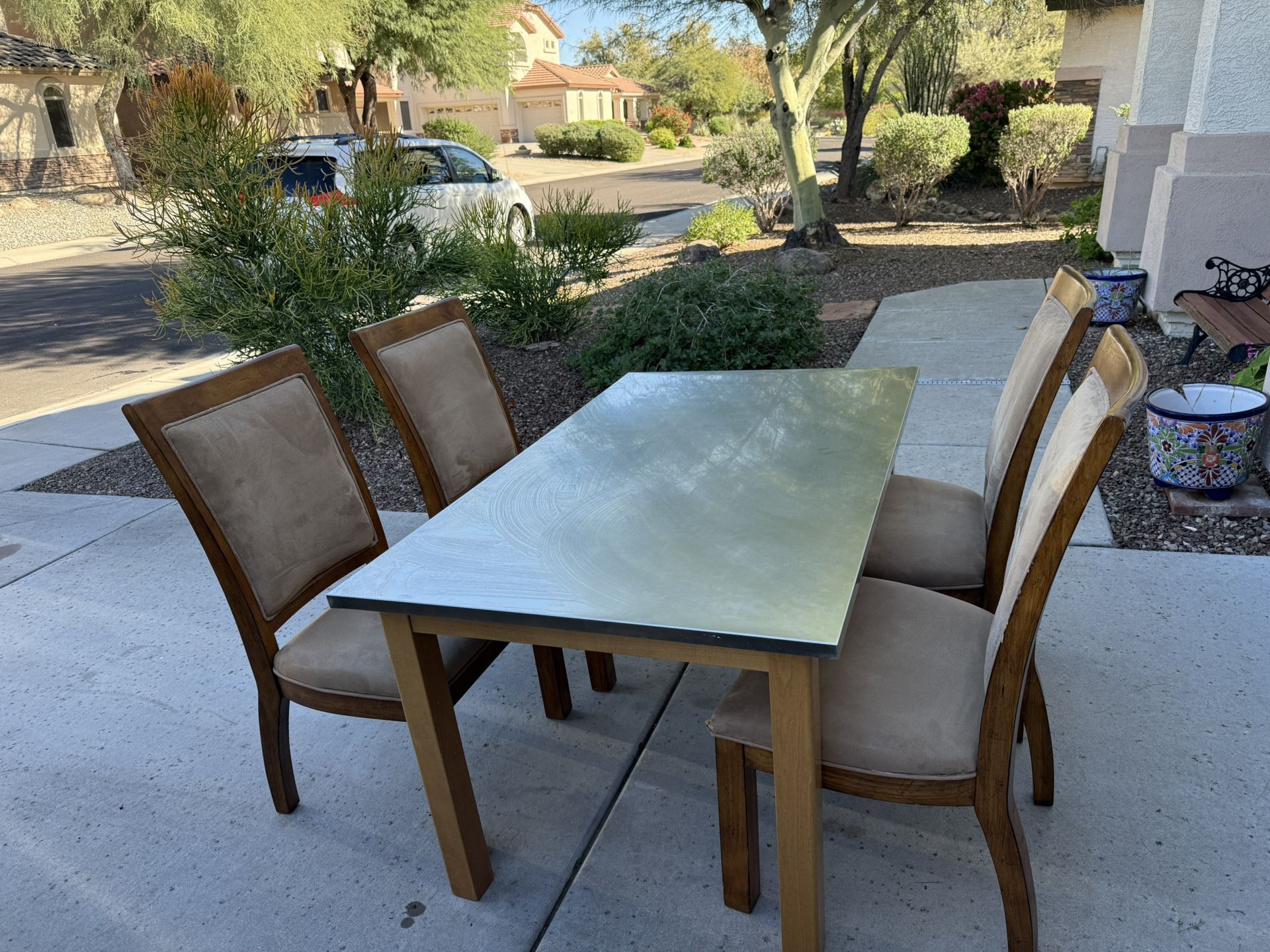 Dining Set can Deliver