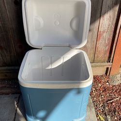Igloo Roller ice roater with wheels, white/blue, 60 quarts