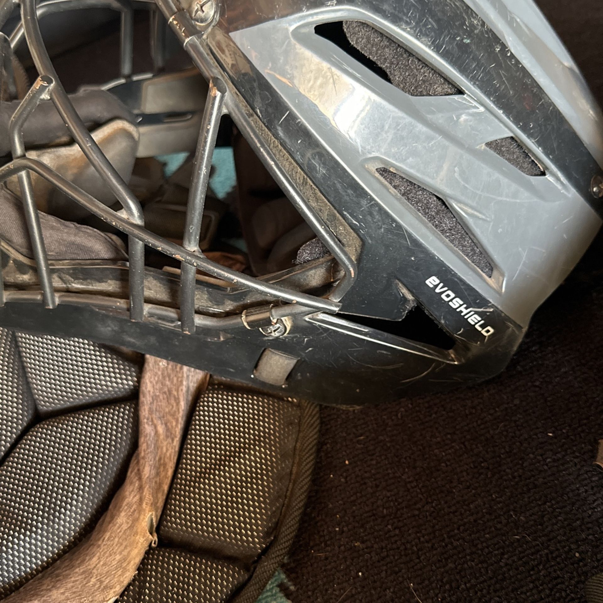 Used Mens EVOSHIELD Catchers Gear. Black. Size Intermediate 13.515.5