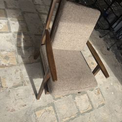 Mid-Century Modern Accent Chair – sturdy frame, comfy cushion, and timeless design