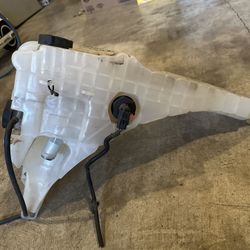 Freighliner Cascadia Coolant Reservoir