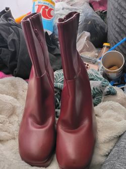These burgundy, square-toe ankle boots feature a side zipper and a sturdy block heel,