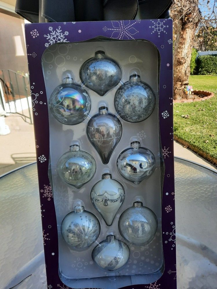 10 CHRISTMAS ORNMENTS