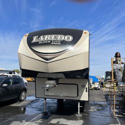 2017  Keystone Ultra Light 5th Wheel