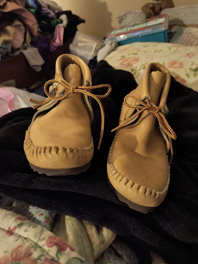 Minnetonka Moccasin fringe back zip boot.