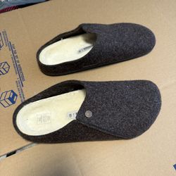 Birkenstock/Ugg Slippers 