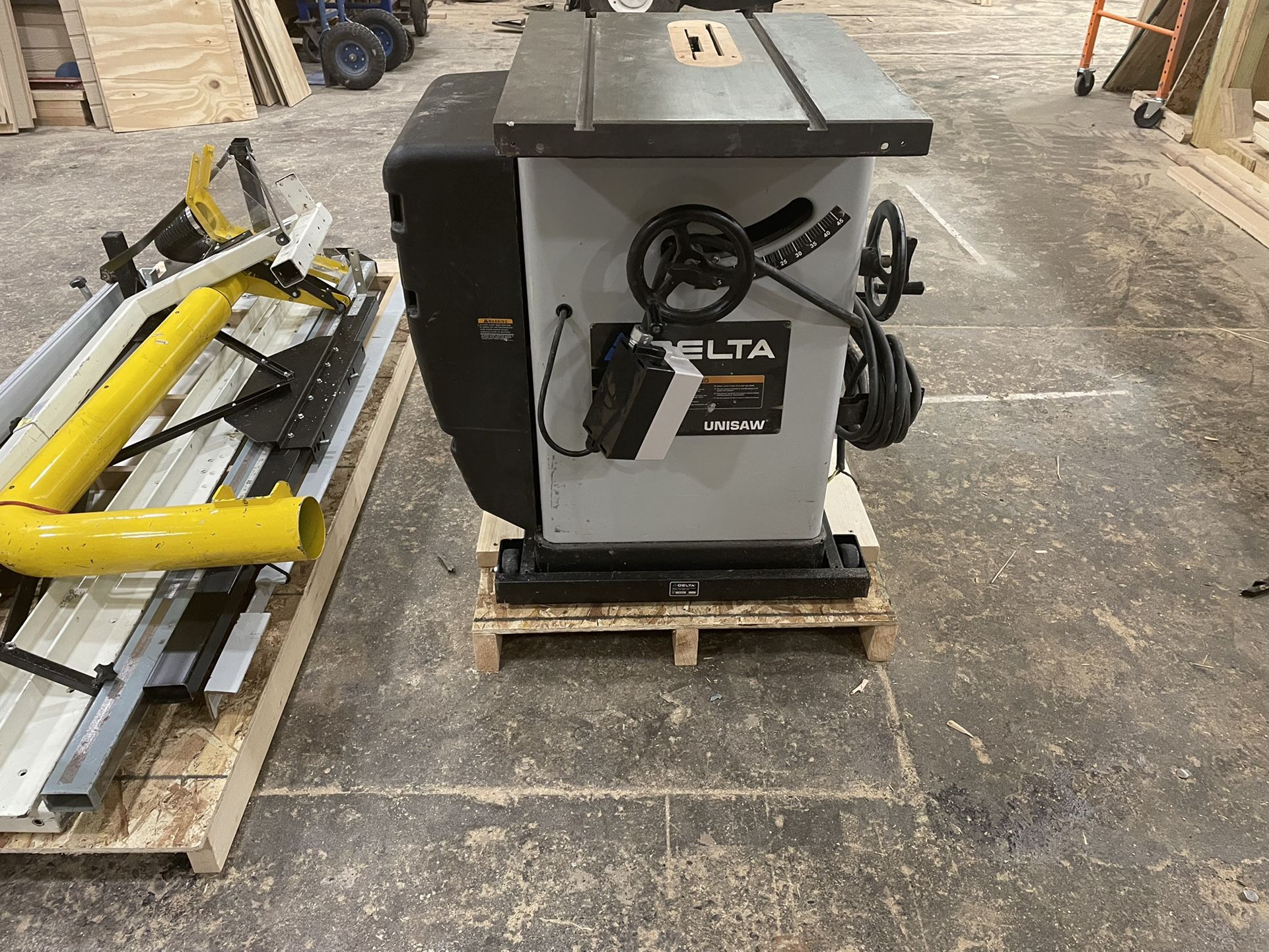 Tablesaw- Delta Unisaw with many Accessories