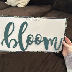 Wall Decorations ‘Bloom’ and ‘Grow’ Signs