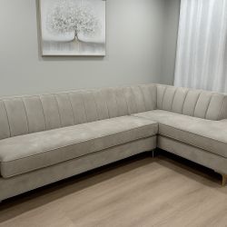 Velvet 2-Piece Sectional Couch – Spacious, Comfortable, Like New – Stylish Living Room Sofa