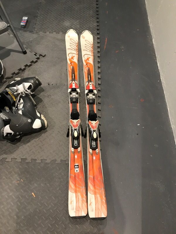 Volkl Attiva Sol 156 skis