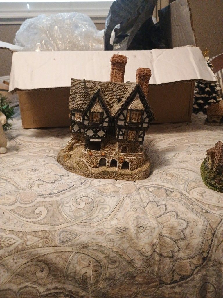David Winter Falstaff Manor cottage 8 1/2 Inches Tall