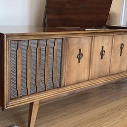 Zenith Model X938 Stereophonic High Fidelity Phonograph with AM Stereo & FM