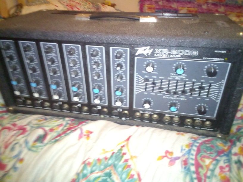 Pevey XR600 Amp Mixer And Two Pevey Speaker's Included A Mic And Speaker Cords Ready For Dj Set Up All Work Great Asking For All 300$ Great Deal