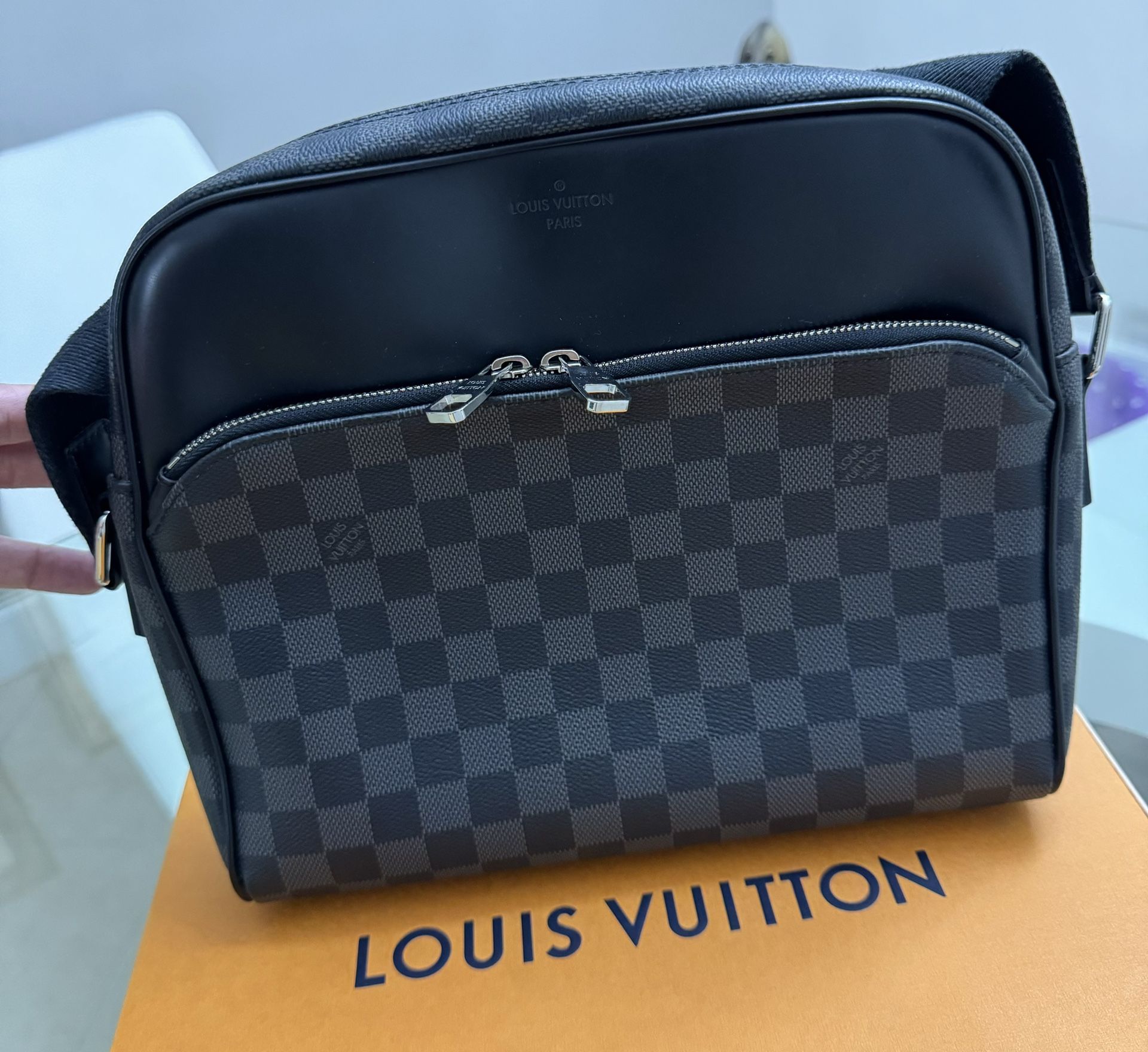 LOUIS VUITTON MESSENGER