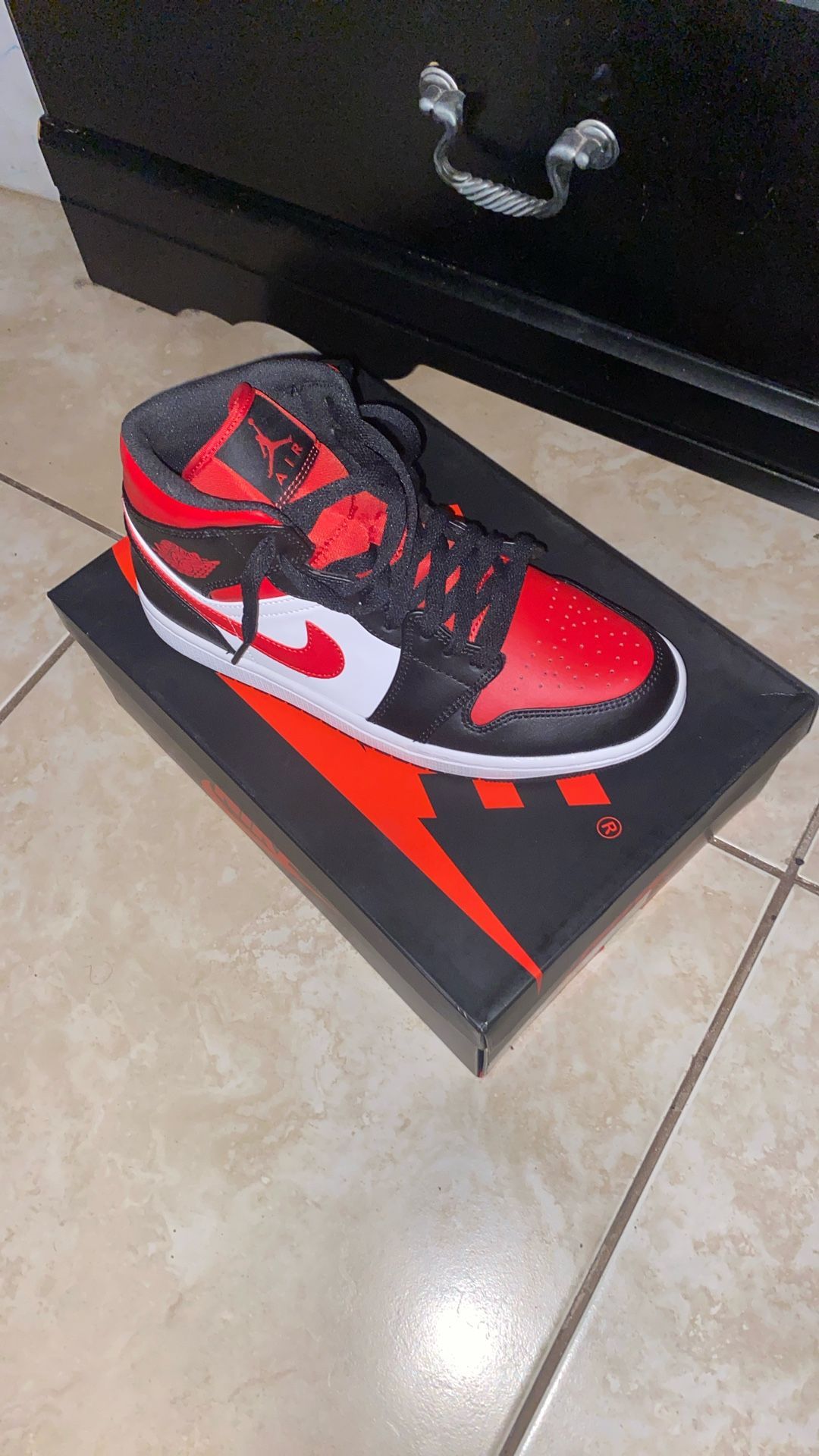 Nike Air Jordan 1 Retro High OG – White/Black/Red – Size 8