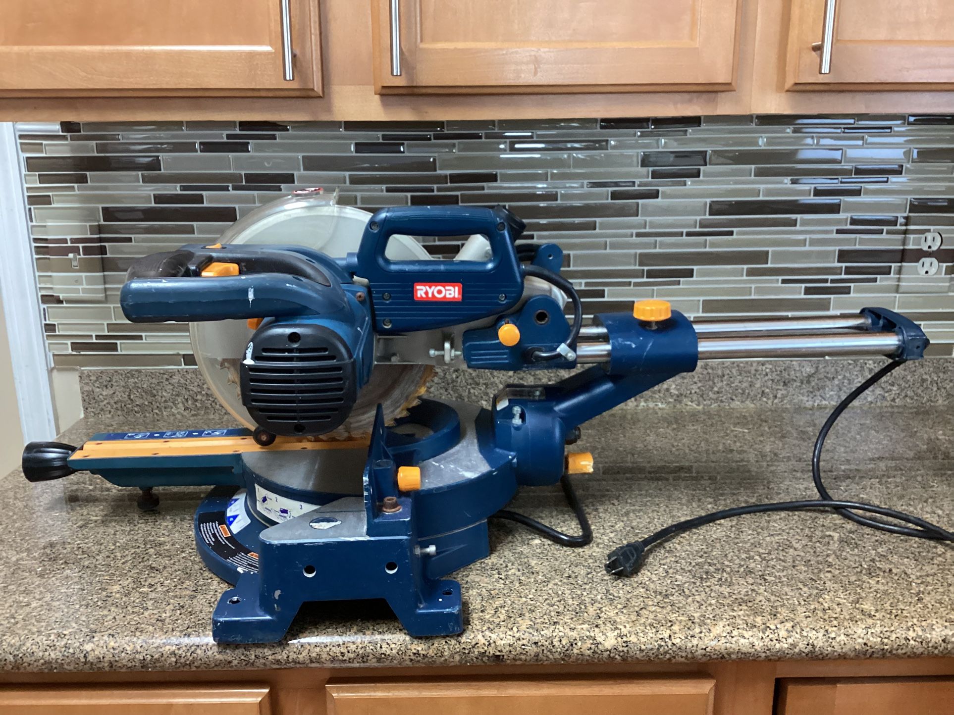Sliding Compound Miter Saw-Ryobi. (S)