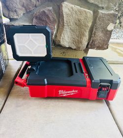 Milwaukee 1400 Lumens M12 12-Volt Cordless PACKOUT Flood Light w/USB Charging