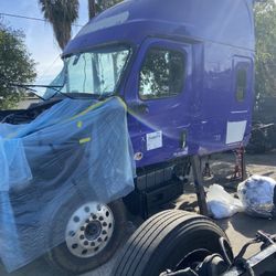 Freightliner Cascadia 126 parts