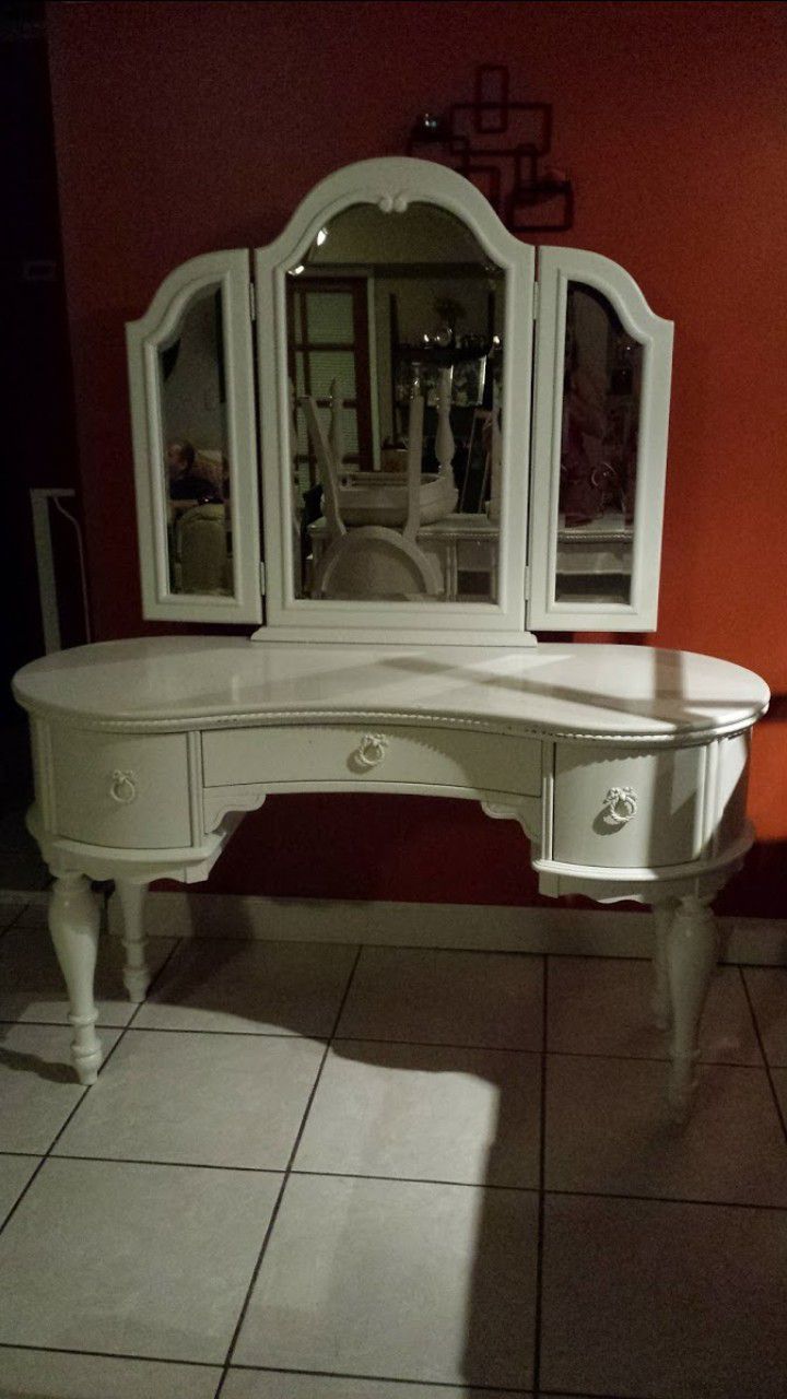 5 piece set (Vanity, mirror, chair, desk and hutch)