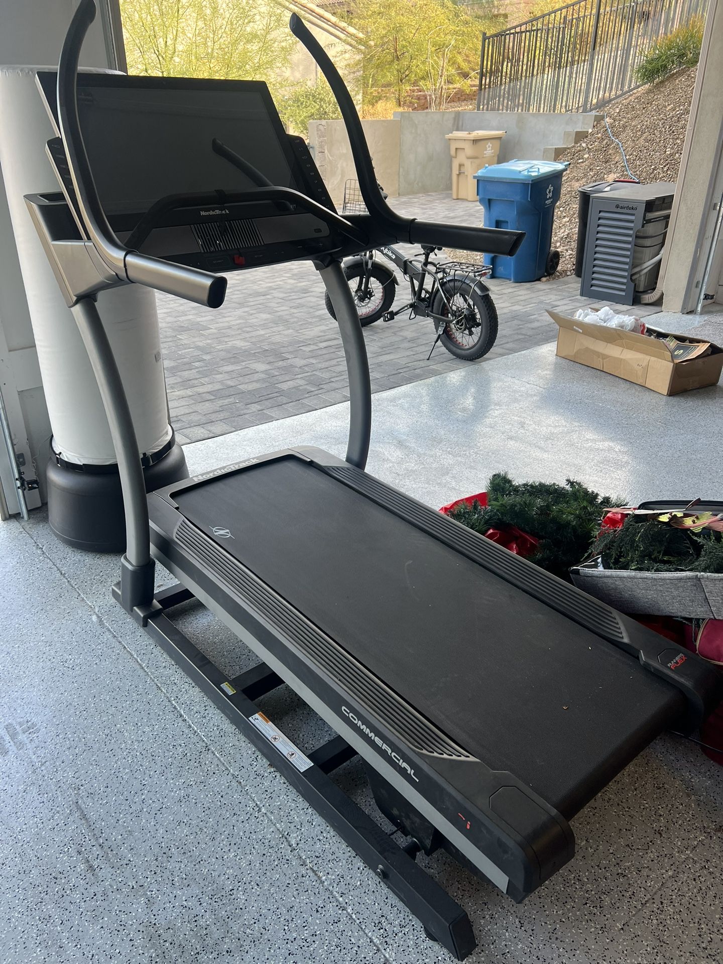 Nordic track Commercial X32i Treadmill