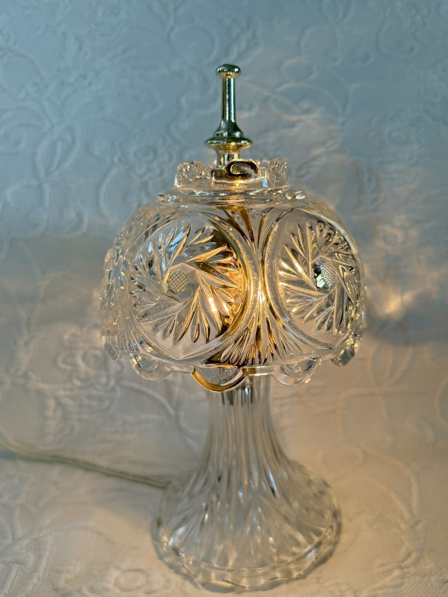 Vintage LEAD CRYSTAL PINWHEEL BOUDOIR LAMP TABLE LAMP SCALLOPED EDGES