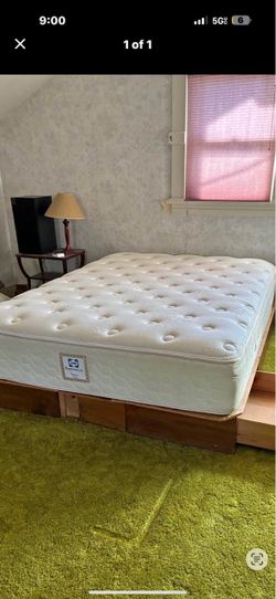 Queen mattress/box spring (like new)