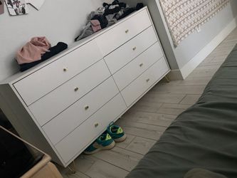 8 Dresser