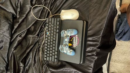 PlayStation 4 with 1 controller and keyboard and mouse