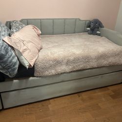 Gray Daybed With Trundle 