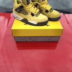 Jordan 4 Retro “Lightning”