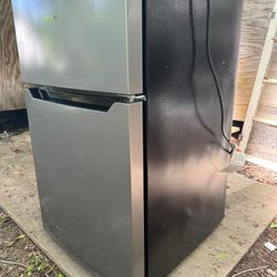 Small Refrigerator. Excellent Condition 
