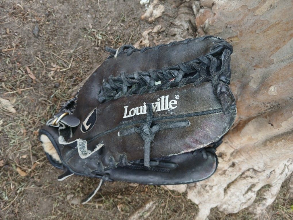. LOUISVILLE "PRO STYLE" GLOVE ( SEE PICS) PRICE IS "FIRM " LOCATED IN GLENDORA " CHECK OUT MY PAGE ALOT OF EQUIPMENT " CHEAP!!!