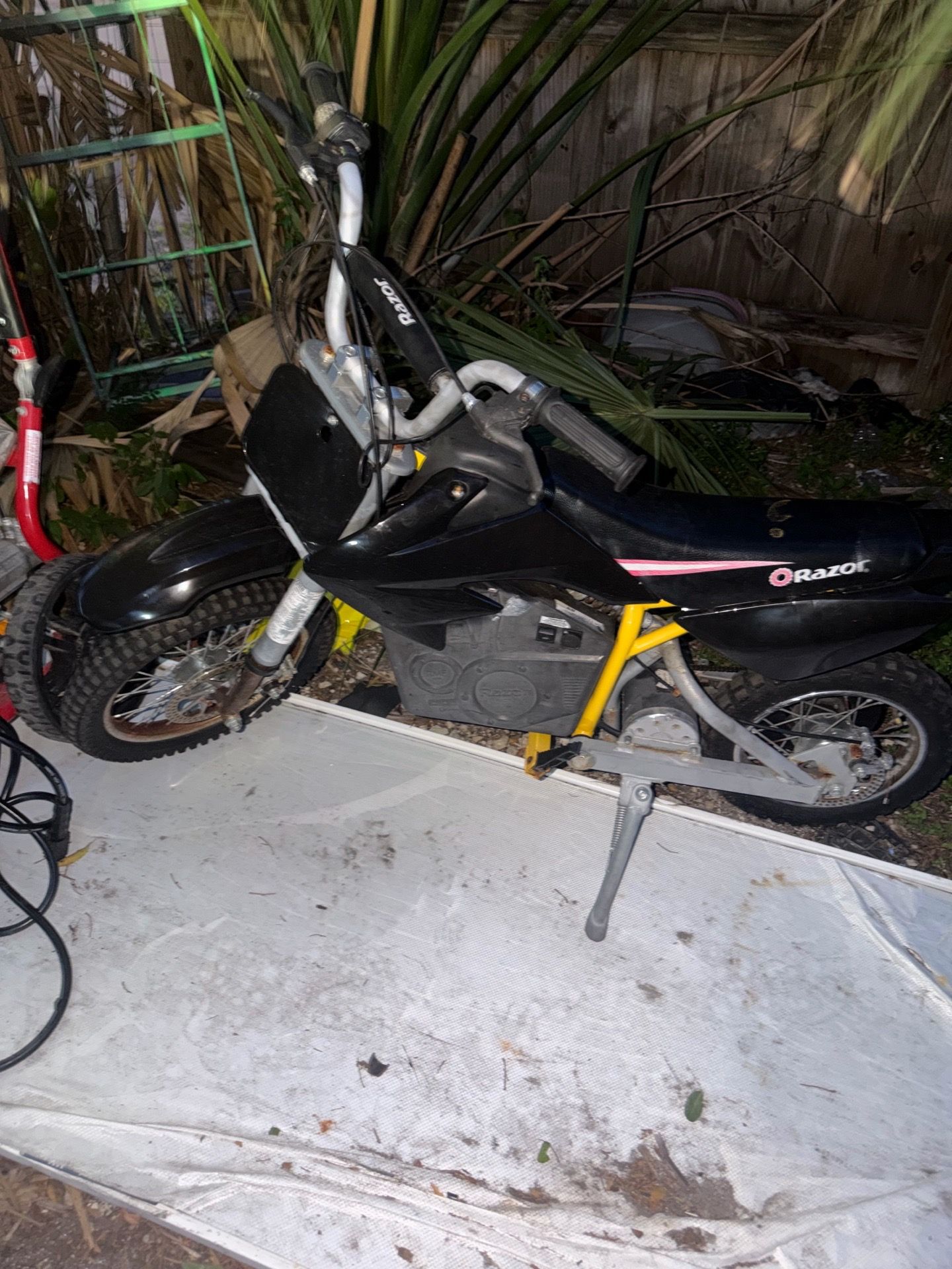 “Razor MX650 Electric Dirt Bike Runs Great Charger Included” ⚡