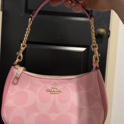 Coach Teri Shoulder Bag in Pink Signature Canvas🩷