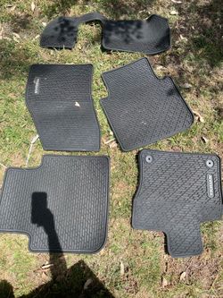 2023 Voltswagen Tiguan original mats and trunk cover